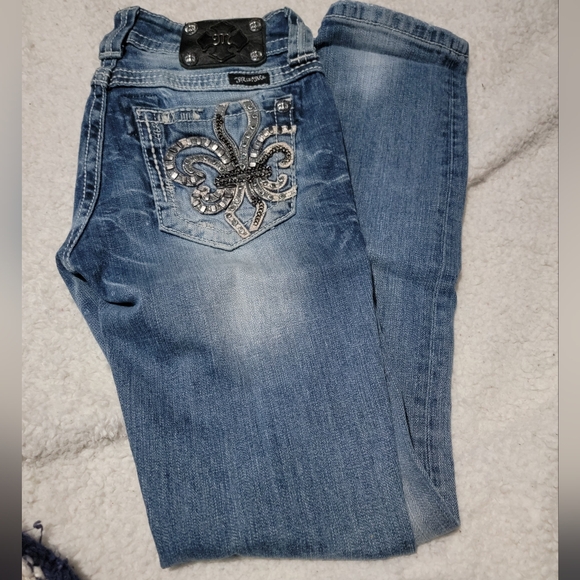 Miss Me Jeans.  Size 26x29 straight leg, whisking, low rise like new - Picture 2 of 9